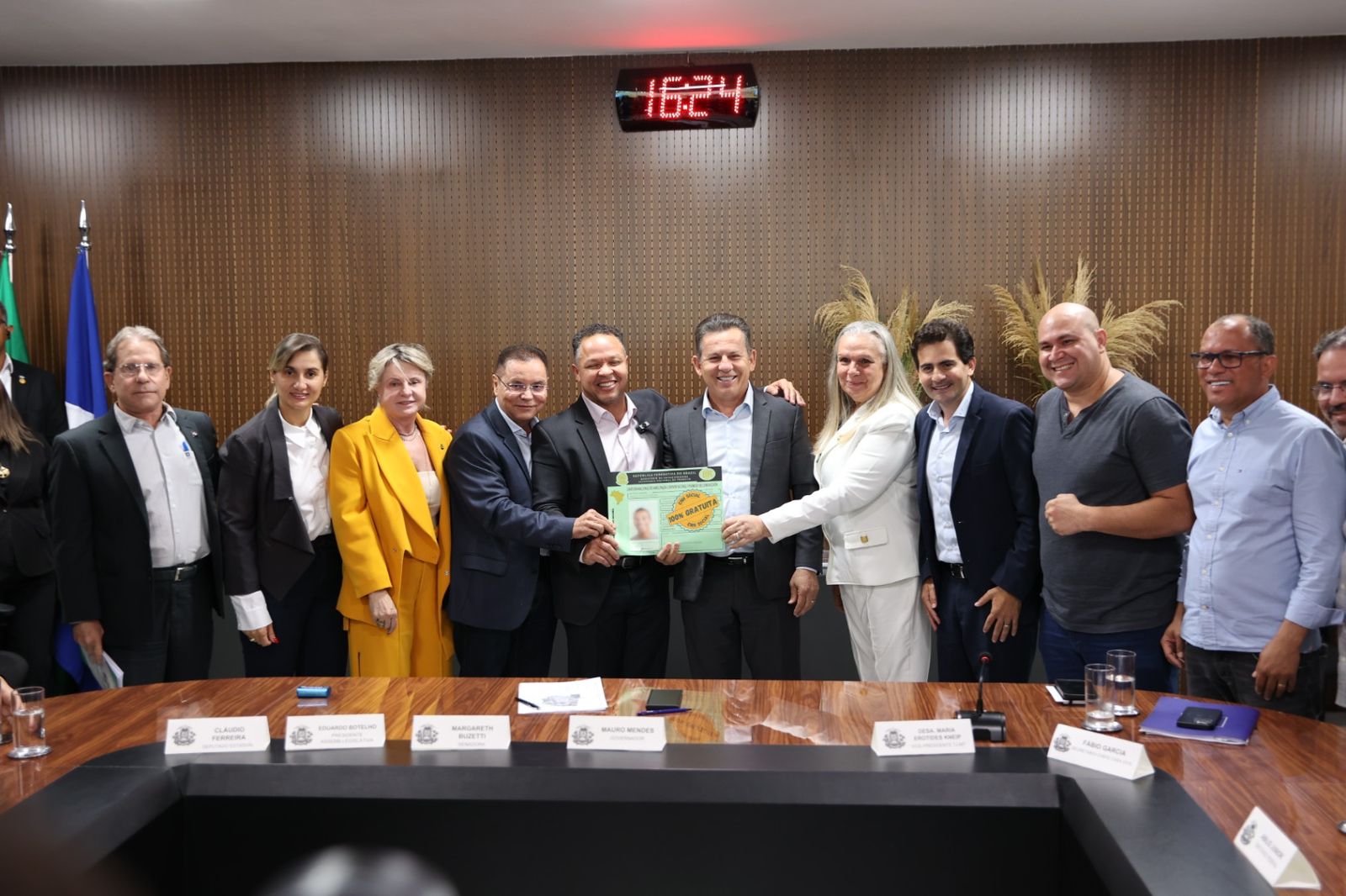 Governador assina decreto e lei de Cláudio Ferreira sobre CNH Social entra em vigor em MT