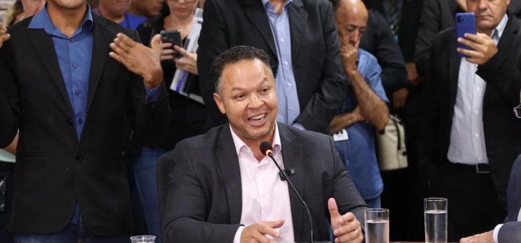 Cláudio destina R$ 6 milhões em emendas para carteira de motorista gratuita