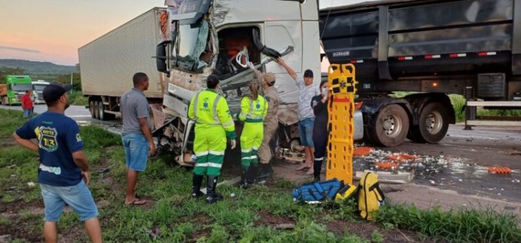Acidente entre 4 carretas deixa motorista ferido na BR-364; vídeos