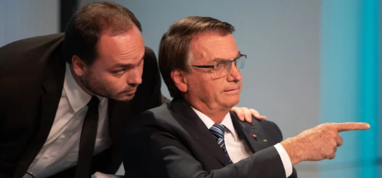 Bolsonaro comenta ação contra Carlos: “Querem me esculachar”