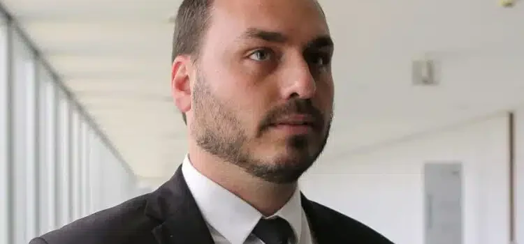 Carlos Bolsonaro é alvo de operação da Polícia Federal