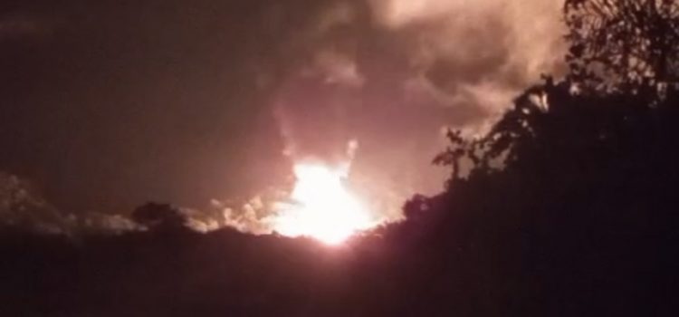 Carreta com botijões de gás capota, pega fogo e deixa pista interditada na Serra de São de Vicente; vídeo