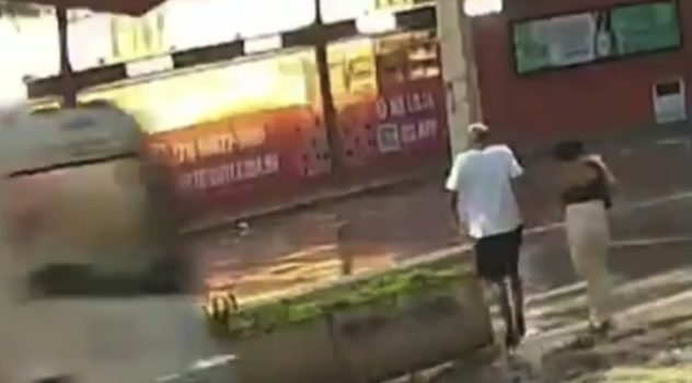Homem fica entre a vida e a morte após salvar namorada de atropelamento; veja o vídeo