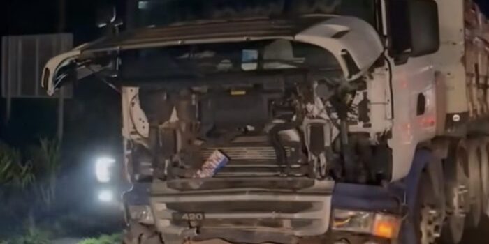 Motorista fica ferido após grave colisão com carreta na BR-364; vídeo mostra veículos destruídos