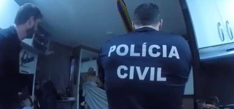 Servidor da OAB é flagrado na cama com garoto de programa durante operação da Polícia Civil; VEJA