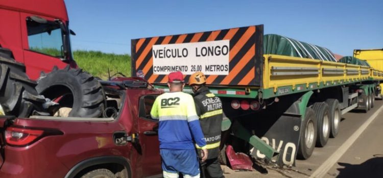 Toro colide brutalmente em carreta e motorista fica ferido na BR-364; fotos