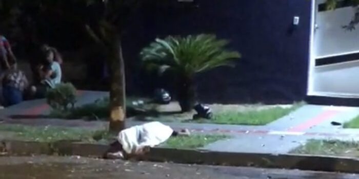 Adolescente perde o controle de moto e morre ao colidir em árvore em Rondonópolis; vídeo