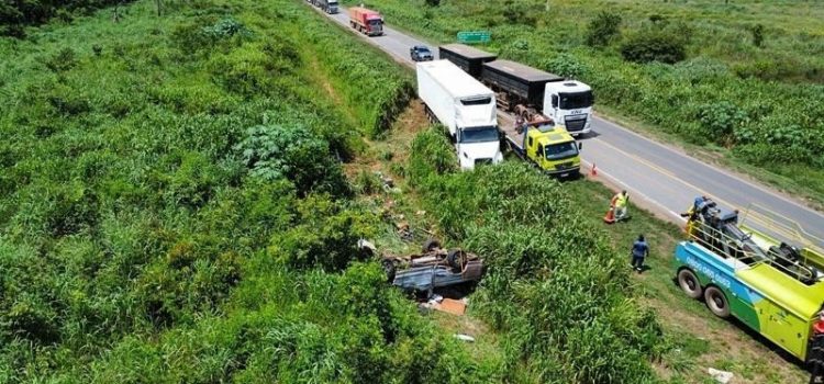 Camionete colide em carreta e mulher morre na BR-163