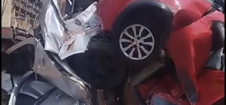 Carros são prensados por carretas em acidente terrível e 3 morrem em MT; vídeo