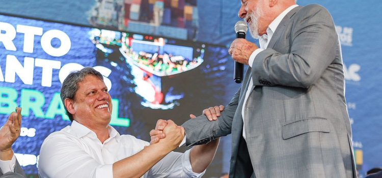 Em evento com Lula, Tarcísio é vaiado e elogiado e recebe até pedido pra “voltar ao PT”