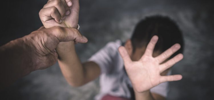 Garoto de 5 anos tem órgão genital decepado pelo padrasto