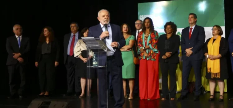 Homem tenta abrir porta e morre em voo de ministros de Lula