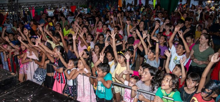 Matinê de carnaval leva alegria para famílias no Casario