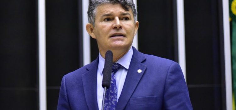 Medeiros apresenta projeto para combater obras inacabadas no Brasil