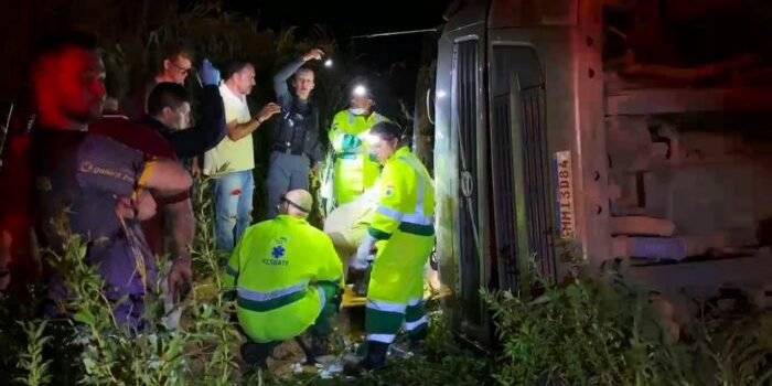 Motorista escapa da morte após tombar carreta e ficar preso às ferragens em MT