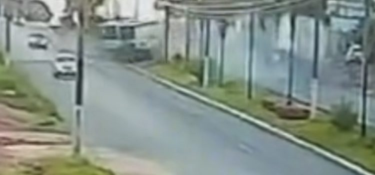 Motorista fica preso às ferragens após carreta colidir em ônibus em MT; assista