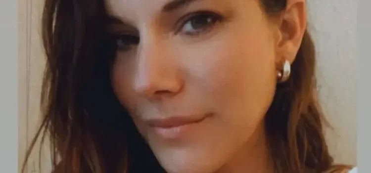 Mulher é presa por sexo com dois adolescentes em hotel após brigar com o marido durante férias