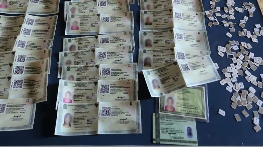 Documentos falsos e chips-Foto: PFMT