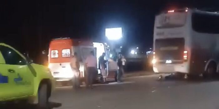 Piloto de moto tem perna decepada e morre ao ficar preso embaixo de ônibus em Rondonópolis; vídeo