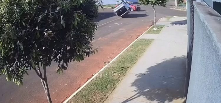 Veículo capota após ser atingido por picape em Rondonópolis; assista