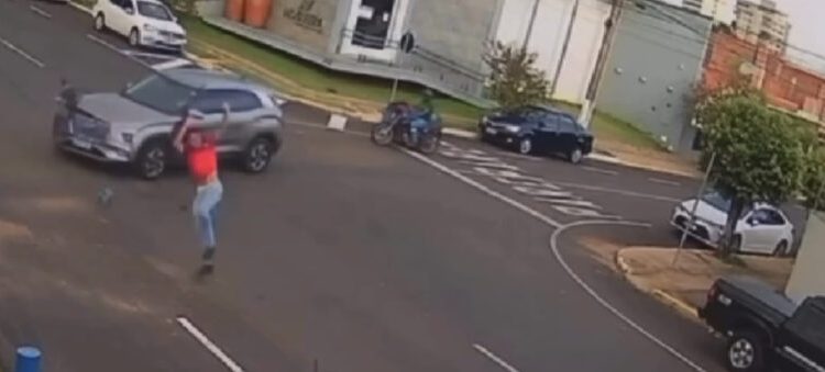 Vídeo mostra carro invadindo a preferencial e colidindo em motociclista em Rondonópolis; vítima ficou gravemente ferida