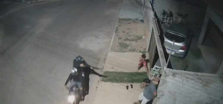 Vídeo mostra filho pequeno vendo o pai sendo assassinado em frente de casa em MT