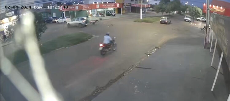 Vídeo mostra motorista colidindo brutalmente em motociclista em Rondonópolis; vítima teve fratura exposta