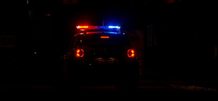 ‘Batismo do CV’: adolescentes espancam policial a pedradas em MT