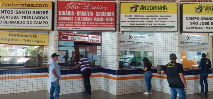 Em operação na rodoviária, Procon notifica viações sobre direitos dos usuários de transportes
