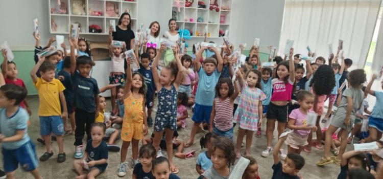 Secretaria de Saúde orienta alunos e entrega kits de higiene bucal