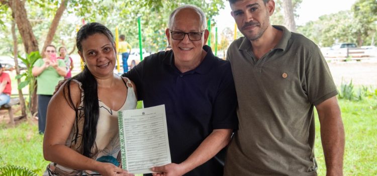 Prefeitura e Incra entregam títulos de propriedade a famílias do Assentamento Carimã