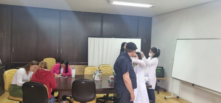 Colaboradores do Sanear recebem vacina contra Influenza em parceria com Secretaria de Saúde