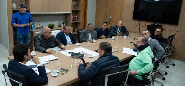 Pátio entrega escritura de área do centro de diagnóstico do câncer e discute projetos de infraestrutura
