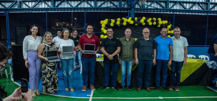 Prefeitura equipa todas as unidades de educação com kits de Chromebooks