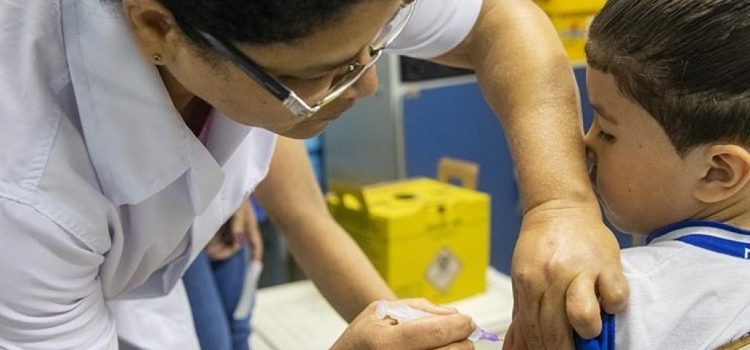 Saúde e Educação se mobilizam para imunizar todas as crianças, pais precisam autorizar