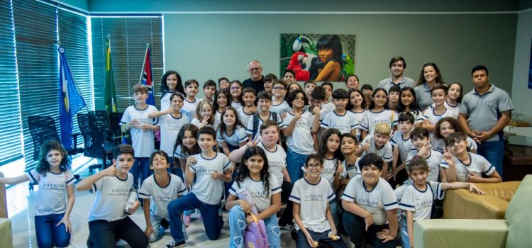 Prefeito recebe alunos do ensino infantil em visita às dependências do Paço Municipal