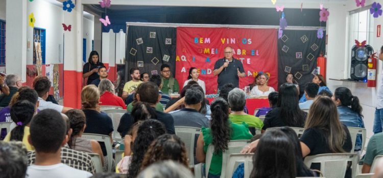 Prefeito se reúne com moradores do Residencial Planalto e autoriza ações e obras para a região