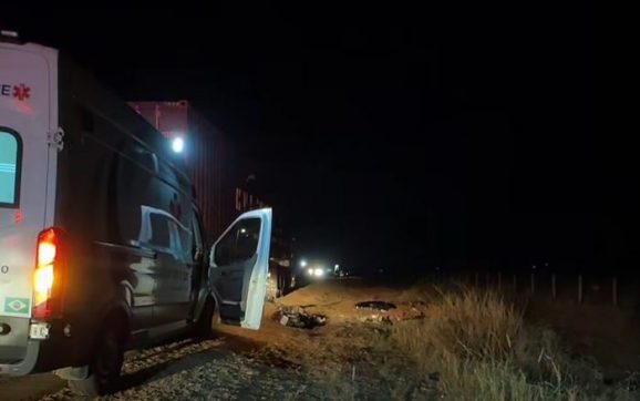 Motociclista morre após tentar ultrapassagem e bater de frente com carreta na MT-130