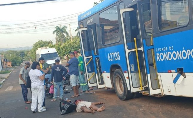 Acidente entre duas motos e ônibus deixa família ferida em Rondonópolis; vídeo