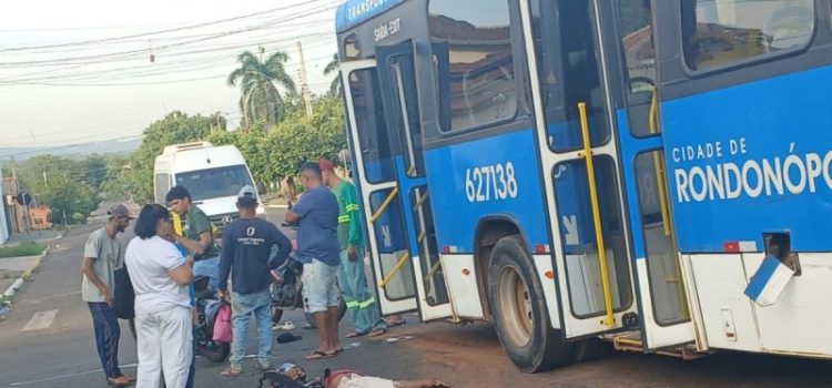 Acidente entre duas motos e ônibus deixa família ferida em Rondonópolis; vídeo