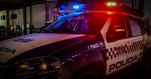 Bêbada surta em lanche, chama dono de ‘neguinho fuleiro’ e ainda ameaça PMs em Rondonópolis