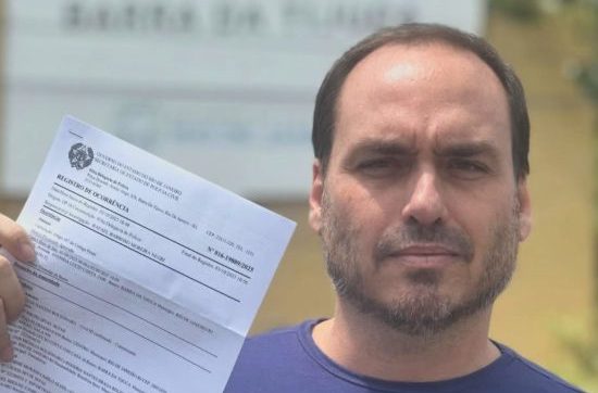 Carlos Bolsonaro registra BO após ato de intimidação de vândalos do MTST em frente à sua casa