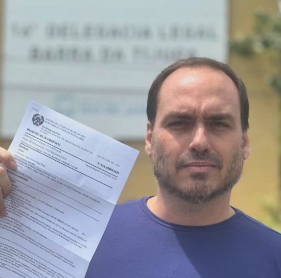 Carlos Bolsonaro registra BO após ato de intimidação de vândalos do MTST em frente à sua casa