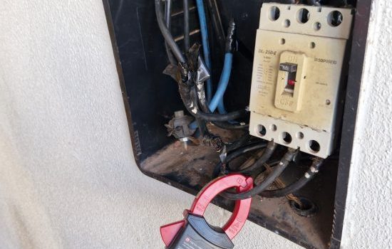 Dona de estabelecimento na Lions é presa após ser flagrada novamente com “gato” na energia em Rondonópolis