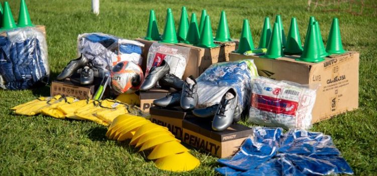 Gestão Cláudio Ferreira promove ação inédita e beneficia escolinhas de futebol com kits completos