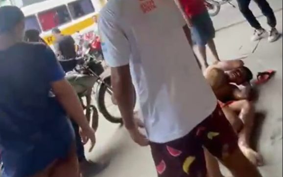 Jovem que matou a mãe é assassinado pelo tribunal do crime; vídeos mostram ele sendo capturado e morto