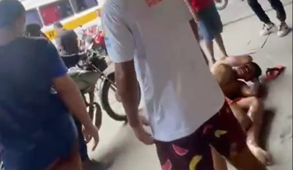 Jovem que matou a mãe é assassinado pelo tribunal do crime; vídeos mostram ele sendo capturado e morto