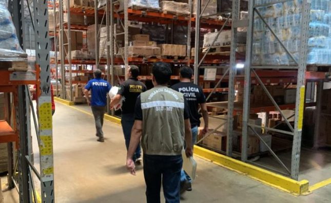 Mais de 7 mil garrafas suspeitas de adulteração são apreendidas em distribuidora de MT
