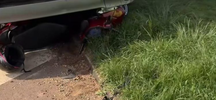 Mulher quase é esmagada após moto parar embaixo de caminhão na BR-163; vídeo