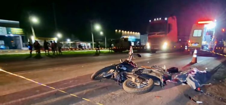 Professor morre após colidir na traseira de Hilux na BR-163; vídeo